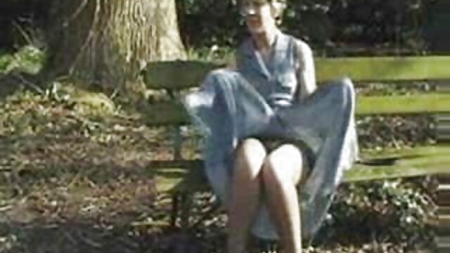 Stief-Mutter hilft ihm mit einem Handjob unter der viejitas cojiendo con perros Dusche
