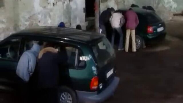 Tres chicas calientes viejas gordas españolas follando compartiendo una gran polla