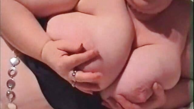 La videos de sexo de abuelas esposa asiática Yuka Ozaki se folla el coño con un pepino grande